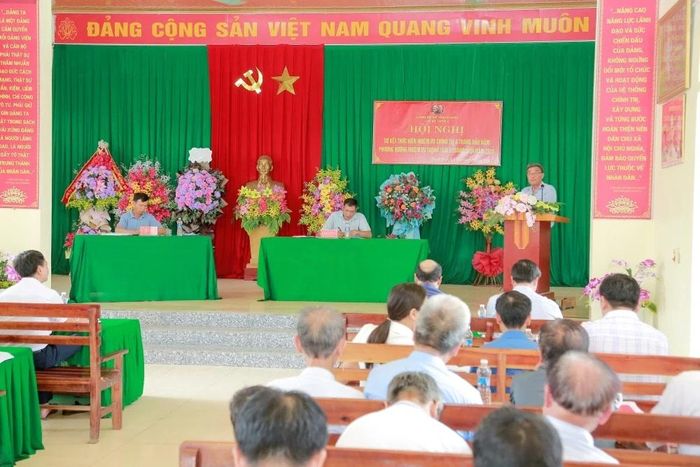 Đảng viên Chi bộ thôn 2 thảo luận tại hội nghị.