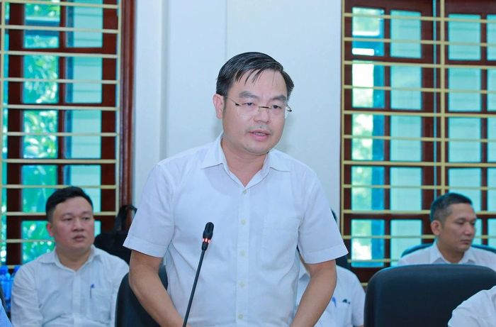 Giám đốc Sở Xây dựng Hoàng Văn Đồng trình bày báo cáo tại buổi làm việc.