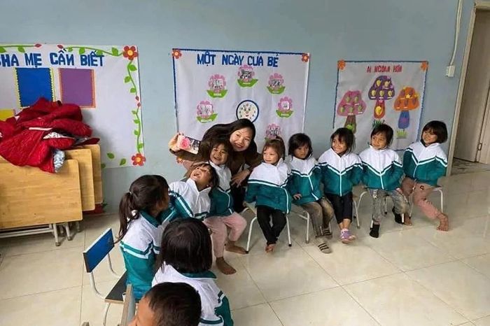 Phóng viên Thúy Lượng, Báo và Phát thanh, truyền hình Thanh Hóa cùng các em học sinh vùng cao, biên giới xứ Thanh. Ảnh: NVCC