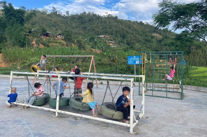 Khu vui chơi thiếu nhi bản Ché Lầu, xã Na Mèo do Đoàn Thanh niên Báo và Phát thanh, truyền hình Thanh Hóa cùng các đơn vị trao tặng năm 2024.