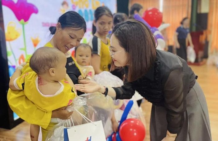 Phóng viên Nguyễn Thùy, Báo Giáo dục và Thời đại với hoạt động thiện nguyện, trao quà tại Bệnh viện Nhi Thanh Hóa.