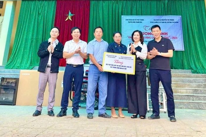 Công đoàn Báo và Phát thanh, truyền hình Thanh Hóa với chương trình thiện nguyện tại xã Bát Mọt.