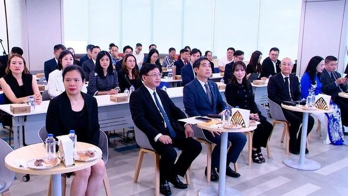 Phó Chủ tịch Thường trực UBND tỉnh Mai Xuân Liêm và các đại biểu, doanh nghiệp dự buổi tọa đàm.