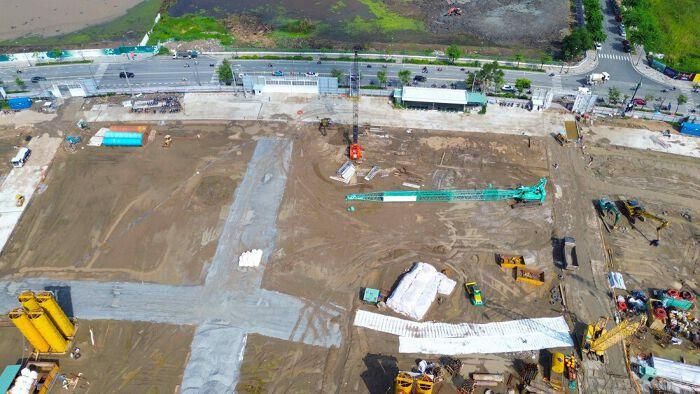 Công trình chính chiếm gần 8 ha, chiều cao 33 tầng (30 tầng nổi và 3 tầng hầm), được bố trí dọc theo đường Tố Hữu. Khu vực này được quy hoạch tối đa cho khoảng 15.000 người. Trong đó, cán bộ, công chức, viên chức khoảng 6.000 người; lượt khách đến làm việc, giao dịch tại các trụ sở hành chính công khoảng 2.000 người; lượt khách đến các công trình văn hóa khoảng 3.000 người, lượt khách vãng lai tham quan công viên khoảng 3.000 người, lao động khoảng 1.000 người.