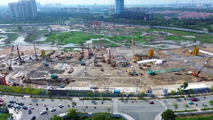 Tại công trường, các đơn vị thi công đã tập kết đồng bộ hệ thống dàn khoan cọc nhồi, cần cẩu và thiết bị cơ giới hạng nặng. Các mũi thi công hiện đang tập trung xử lý nền đất, san lấp mặt bằng và xây dựng hệ thống hạ tầng kỹ thuật để đảm bảo lộ trình đề ra.
