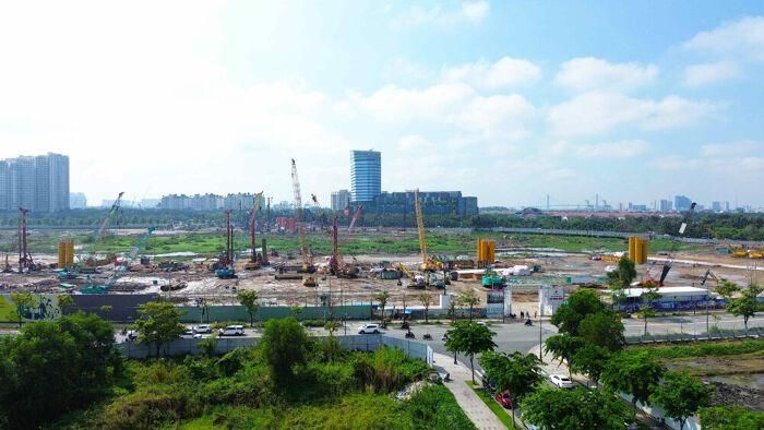 Dự án được triển khai trên diện tích gần 47 ha theo phương thức PPP hợp đồng BT, do Công ty TNHH Đầu tư và Phát triển Mặt Trời Sài Gòn - thành viên Tập đoàn Sun Group - làm nhà đầu tư. Toàn bộ tổ hợp được bao quanh bởi các trục giao thông huyết mạch Mai Chí Thọ, Nguyễn Cơ Thạch, Tố Hữu và sông Sài Gòn, tạo nên một quần thể đô thị hoàn chỉnh với khả năng kết nối liền mạch. Tham gia thiết kế dự án là các đơn vị tư vấn thiết kế của Mỹ như SOM và EDSA, Morphis…
