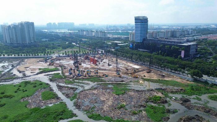 Về tiến độ hoàn thành dự án, hạ tầng kỹ thuật và hầm xe dự kiến hoàn thành vào tháng 5/2027; quảng trường trung tâm dự kiến hoàn thành vào tháng 11/2027; trung tâm hội nghị - biểu diễn dự kiến hoàn thành vào tháng 2/2028 và trung tâm hành chính TP HCM dự kiến hoàn thành vào tháng 9/2028.