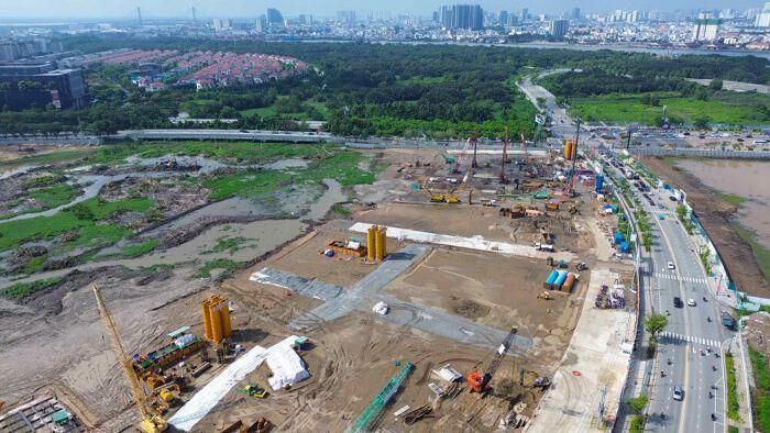 Theo thiết kế, tổ hợp này bao gồm bốn dự án thành phần độc lập với các chức năng chuyên biệt gồm trung tâm hành chính TP HCM với tổng mức vốn đầu tư 18.493 tỷ đồng, tổng diện tích sàn khoảng 272.000 m2; trung tâm hội nghị - biểu diễn với vốn đầu tư 6.856 tỷ đồng, quy mô 2.000 chỗ ngồi; hạ tầng kỹ thuật và hầm xe với vốn đầu tư 3.509 tỷ đồng, phục vụ công viên cảnh quan; quảng trường trung tâm với vốn đầu tư hơn 733 tỷ đồng.