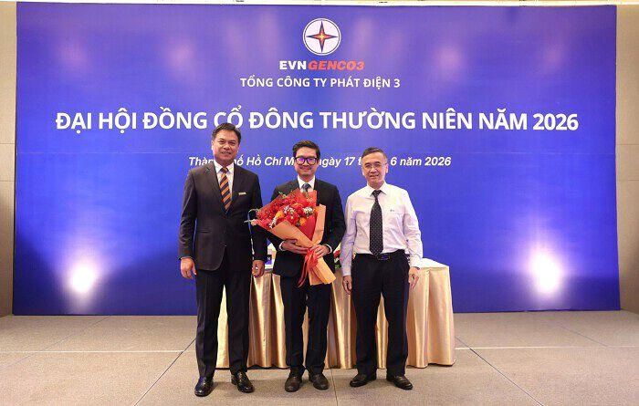 Ông Nguyễn Hồng Quang (cầm hoa) trúng cử vào Thành viên BKS. (Ảnh: PGV).