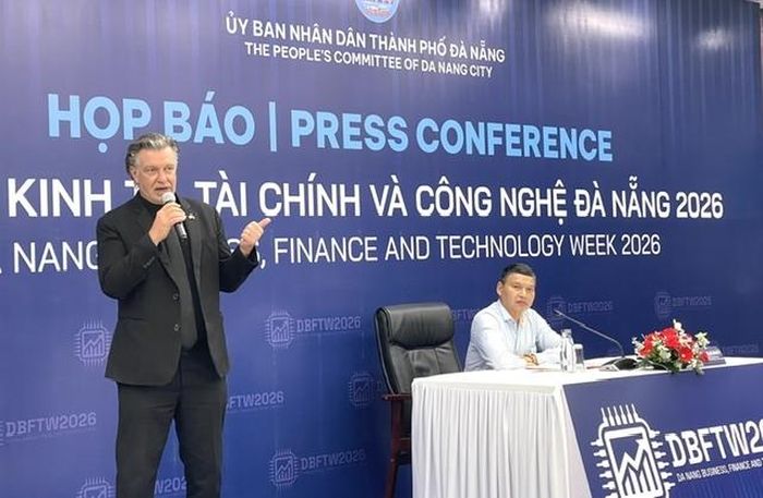 Ông Christopher Vanloon-Chủ tịch AmCham miền Trung trao đổi một số nội dung liên quan đến các định chế tài chính quốc tế được các nhà báo quan tâm. Ảnh Ngô Anh Văn