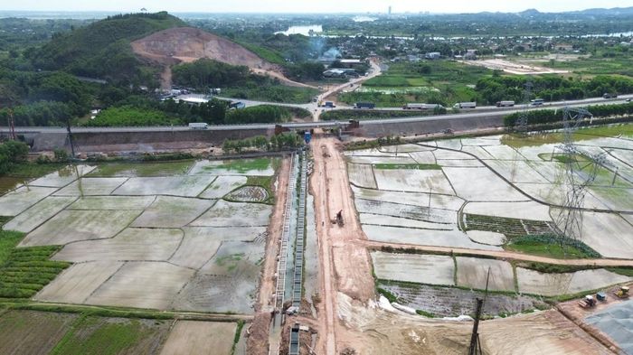 Nút giao tỉnh lộ 12B nằm tại km 72+370 trên cao tốc Cam Lộ - La Sơn, phường Kim Long, thành phố Huế đang triển khai thi công