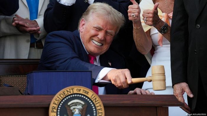 Tổng thống Mỹ Donald Trump ký đạo luật cắt giảm một số ưu đãi năng lượng sạch nhưng vẫn duy trì hỗ trợ cho địa nhiệt. Ảnh: Leah Millis/REUTERS