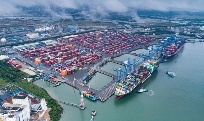 Cảng Cái Mép - Thị Vải là cụm cảng nước sâu trọng điểm quốc gia, là cảng cửa ngõ và trung chuyển quốc tế, cụm cảng này có khả năng tiếp nhận các siêu tàu container lớn nhất thế giới