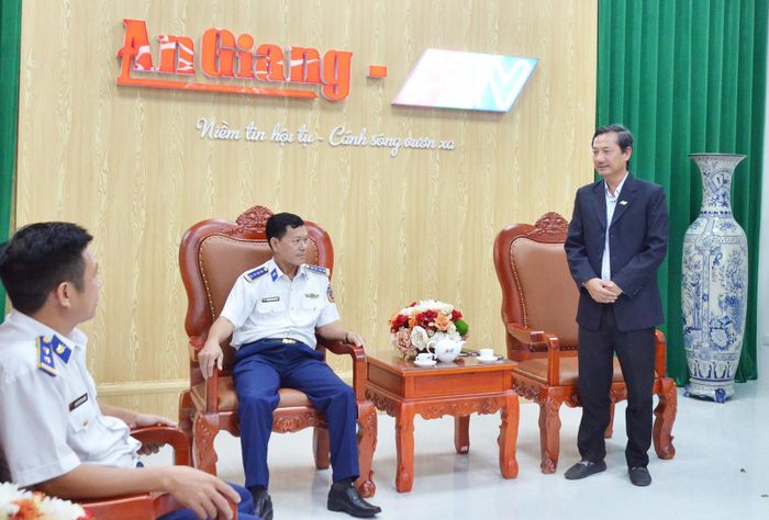 Giám đốc Báo và Phát thanh - Truyền hình An Giang Lê Văn Chuyển gửi lời cảm ơn đến đoàn công tác Bộ Tư lệnh Vùng Cảnh sát biển 4.