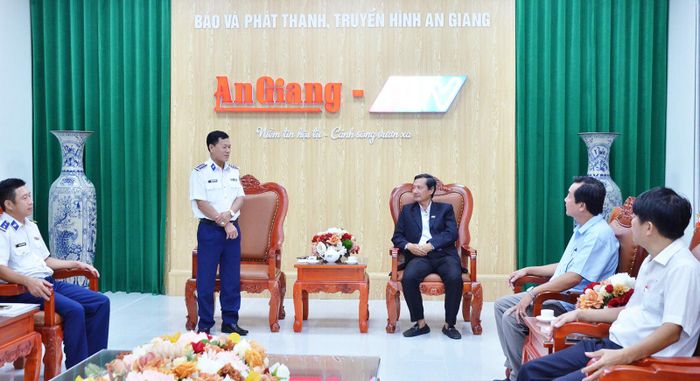 Đại tá Nguyễn Thái Dương, Phó Chính ủy Bộ Tư lệnh Vùng Cảnh sát biển 4 gửi lời chúc mừng tập thể Báo và Phát thanh - Truyền hình An Giang.