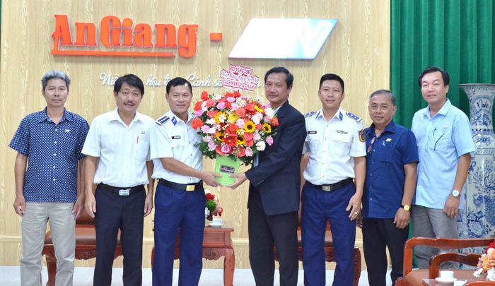 Đại tá Nguyễn Thái Dương, Phó Chính ủy Bộ Tư lệnh Vùng Cảnh sát biển 4 tặng hoa chúc mừng Báo và Phát thanh - Truyền hình An Giang.