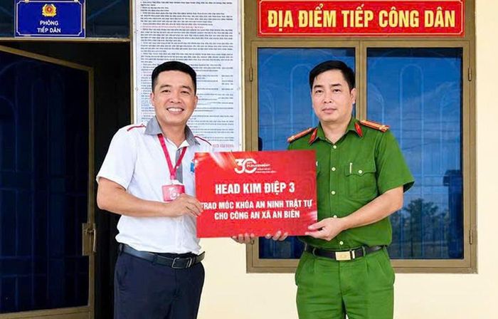 Công an xã An Biên phối hợp HEAD Kim Điệp An Biên thực hiện mô hình “Móc khóa an ninh trật tự”.