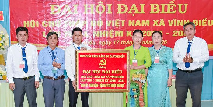 Phó Bí thư Thường trực Đảng ủy xã Vĩnh Điều Huỳnh Thiện Khoa (thứ hai, từ trái qua) trao tặng bức trướng chúc mừng đại hội.