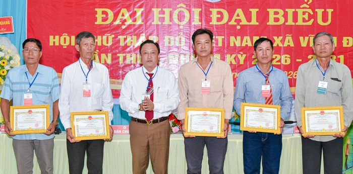 Phó Chủ tịch UBND xã Vĩnh Điều Nguyễn Văn Hướng trao giấy khen cho các cá nhân.