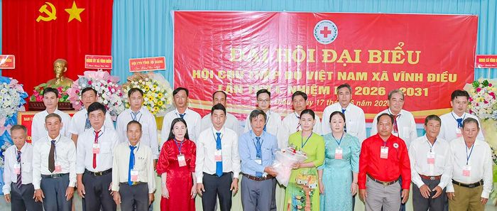 Phó Bí thư Thường trực Đảng ủy xã Vĩnh Điều Huỳnh Thiện Khoa tặng hoa chúc mừng Ban Chấp hành Hội Chữ thập đỏ xã Vĩnh Điều nhiệm kỳ 2026 - 2031.