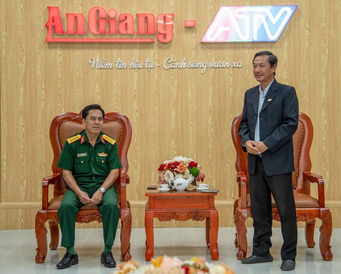 Bí thư Đảng ủy, Giám đốc Báo và Phát thanh - Truyền hình An Giang Lê Văn Chuyển cảm ơn sự quan tâm của Bộ Chỉ huy Quân sự tỉnh đã đến thăm, chúc mừng nhân Ngày Báo chí cách mạng Việt Nam.