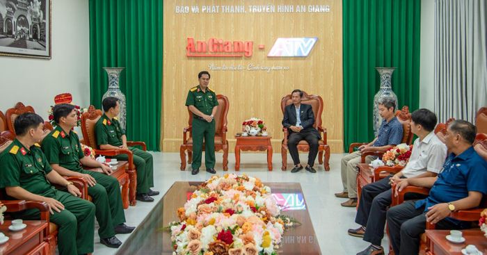 Đại tá Chau Chắc, Phó Chính ủy Bộ Chỉ huy Quân sự tỉnh An Giang phát biểu chúc mừng tập thể Báo và Phát thanh - Truyền hình An Giang.