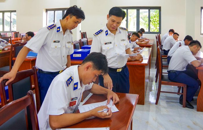Đoàn công tác kiểm tra nội dung điều lệnh đội ngũ của cán bộ, chiến sĩ Hải đoàn 42