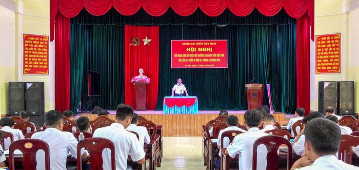 Thiếu tướng Đàm Xuân Tuấn, Phó Tư lệnh Cảnh sát biển Việt Nam, chủ trì hội nghị đối thoại dân chủ.