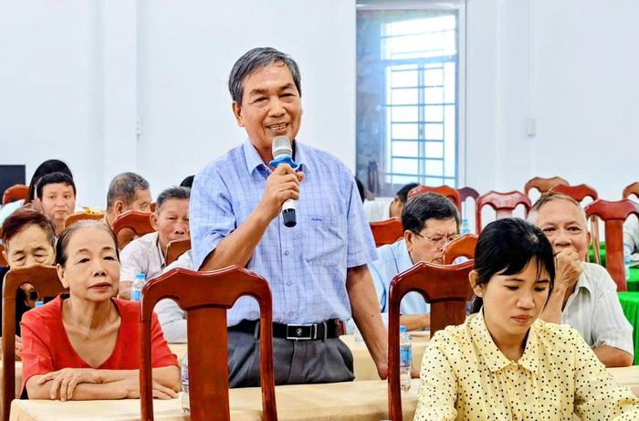 Cử tri xã Vĩnh Thạnh Trung đề đạt nguyện vọng đến các đại biểu.