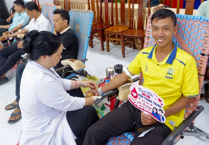 Hơn 200 cán bộ, đoàn viên, hội viên và người dân xã Vĩnh Thạnh Trung tham hiến máu tình nguyện.