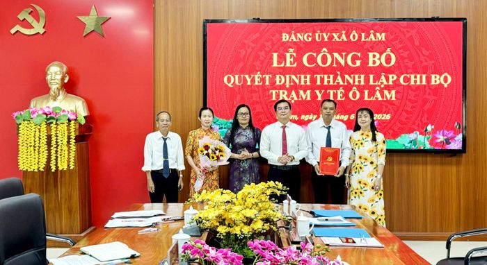 Phó Bí thư Thường trực Đảng ủy xã Ô Lâm Tiêu Đình Hiếu Nhân Trung trao quyết định thành lập Chi bộ Trạm Y tế Ô Lâm.
