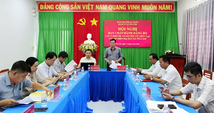 Bí thư Đảng ủy, Chủ tịch HĐND xã Núi Cấm Phạm Văn Phúc phát biểu tại hội nghị.