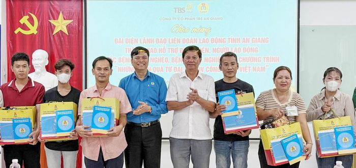 Chủ tịch Liên đoàn Lao động tỉnh An Giang Đỗ Trần Thịnh (thứ tư, từ trái qua) tặng quà đoàn viên, người lao động Công ty Cổ phần TBS An Giang.