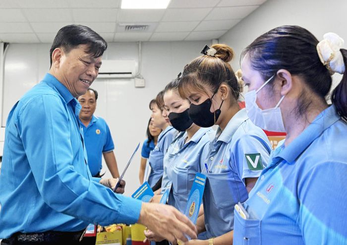 Chủ tịch Liên đoàn Lao động tỉnh An Giang Đỗ Trần Thịnh tặng quà đoàn viên, người lao động Công ty TNHH An Giang Samho.