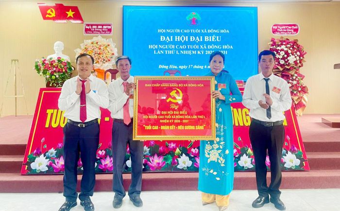Lãnh đạo xã Đông Hòa tặng bức trướng chúc mừng đại hội.