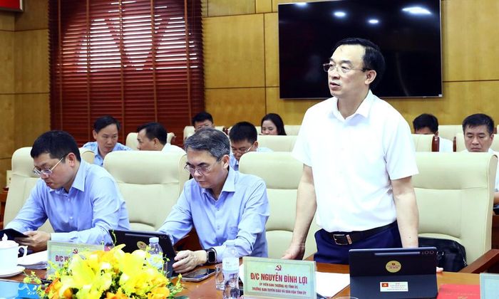  Đồng chí Nguyễn Đình Lợi, Ủy viên Ban Thường vụ Tỉnh ủy, Trưởng Ban Tuyên giáo và Dân vận Tỉnh ủy phát biểu thảo luận tại hội nghị. 