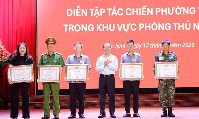 Đồng chí Mai Sơn trao Bằng khen của Chủ tịch UBND tỉnh cho các tập thể xuất sắc.