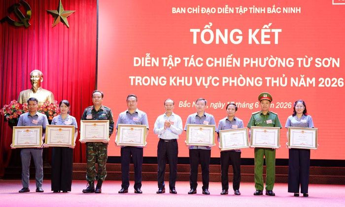 Đồng chí Mai Sơn trao Bằng khen của Chủ tịch UBND tỉnh cho các cá nhân xuất sắc.