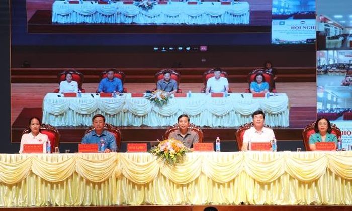 Các đại biểu HĐND tỉnh tiếp xúc cử tri tại điểm cầu xã Tân Yên.