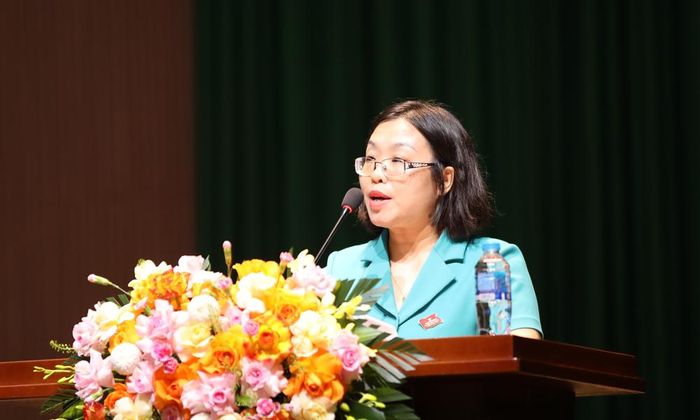 Đồng chí Phạm Thùy Trang thông báo dự kiến chương trình, nội dung kỳ họp giữa năm của HĐND tỉnh.