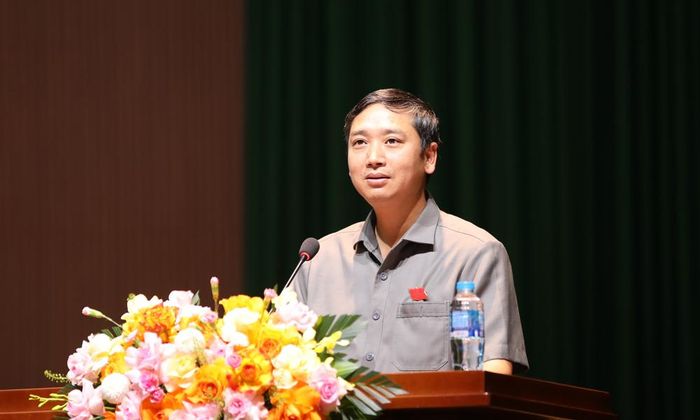 Đồng chí Nguyễn Việt Oanh phát biểu, trả lời cử tri.