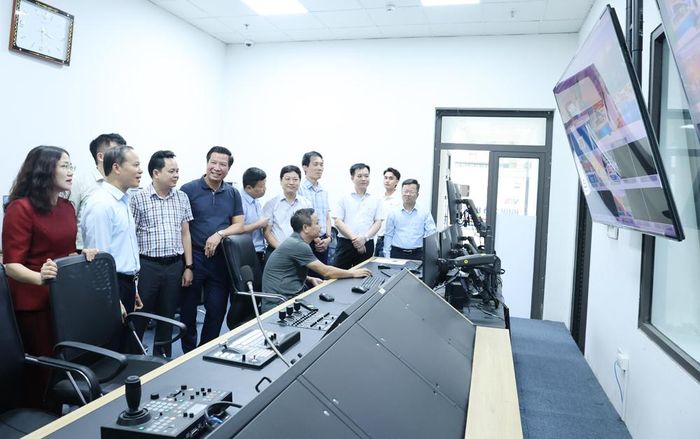  Đồng chí Mai Sơn (thứ 2 từ trái sang) tham quan trường quay của Báo và Phát thanh, Truyền hình Bắc Ninh. 