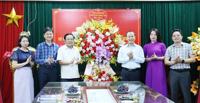  Đồng chí Mai Sơn tặng hoa chúc mừng Thường trực Hội Nhà báo tỉnh Bắc Ninh. 