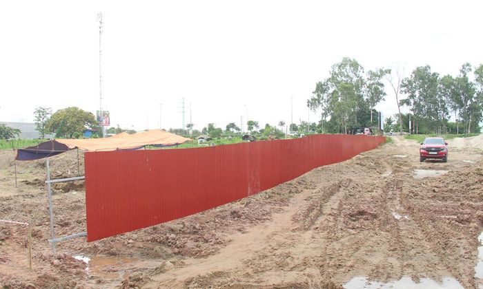  Đơn vị thi công đã hoàn thành quây tôn quanh khu vực nghĩa trang thôn Ngọc Xuyên. 