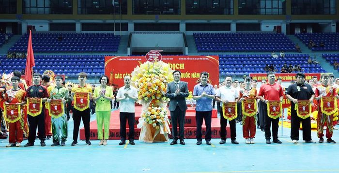 Đồng chí Mai Sơn và Ban Tổ chức Giải trao cờ lưu niệm cho các đoàn tham gia.