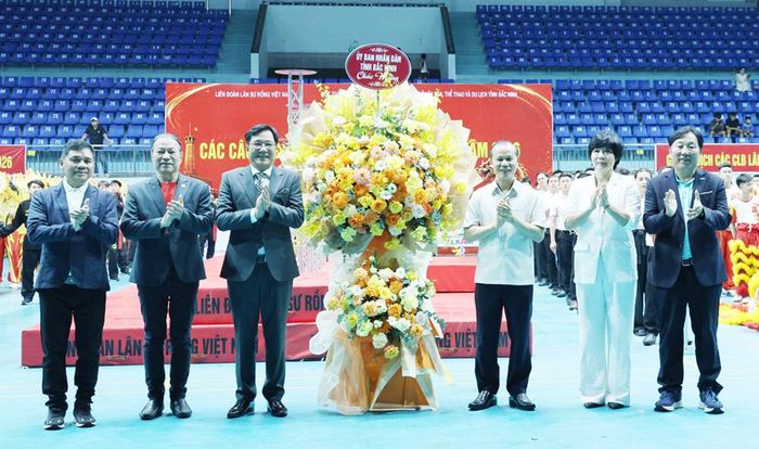 Đồng chí Mai Sơn tặng hoa chúc mừng tại lễ khai mạc Giải vô địch các câu lạc bộ lân sư rồng toàn quốc năm 2026.