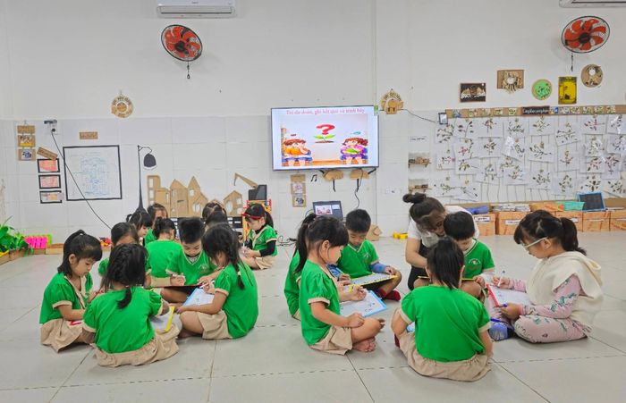 Giờ sinh hoạt chuyên môn theo hướng lấy trẻ em làm trung tâm của Trường Mầm non Ngọc Lan (phường Ngũ Hành Sơn). Ảnh: N.H.