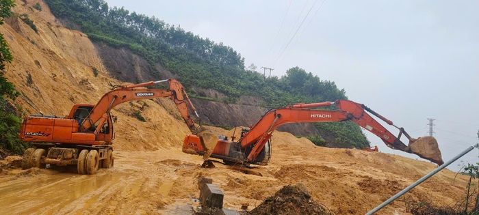 Khắc phục sạt lở trên quốc lộ 40B vào tháng 11/2025. Ảnh: CÔNG TÚ