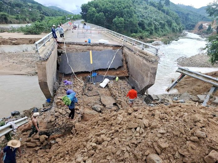 Đường dẫn vào mố cầu Ca Da trên quốc lộ 24C (nối liền 2 xã Trà Liên và Trà Tân) bị mưa lũ gây xói lở vào tháng 10/2025. Ảnh: CÔNG TÚ