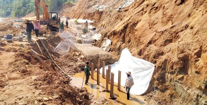 Thi công kè khắc phục sạt lở taluy âm tuyến ĐT606. Ảnh: NGỌC BÍCH